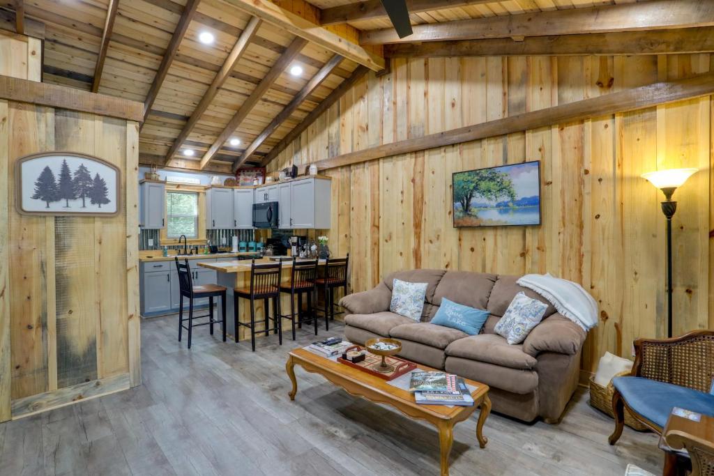 Less Than 1 Mi to Devils Fork Recreation Area Cozy Cabin!, Greers Ferry