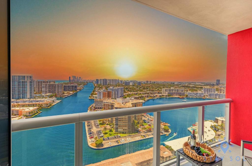 Infinite View with Balcony and Resort, Pool, Gym, Hallandale Beach