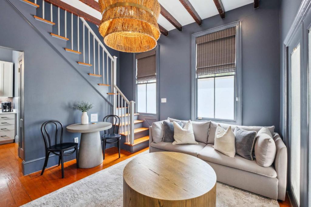 Beautiful Renovated Apartment One Block from King, Charleston