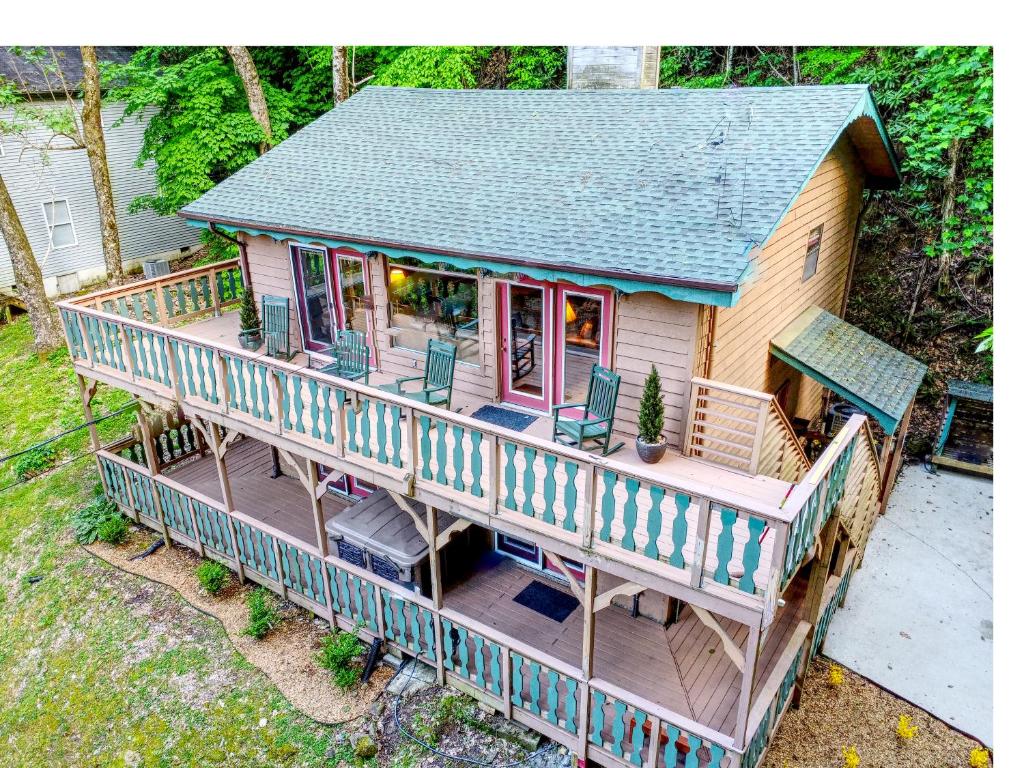 Mountain Chalet with hot tub !, Gatlinburg