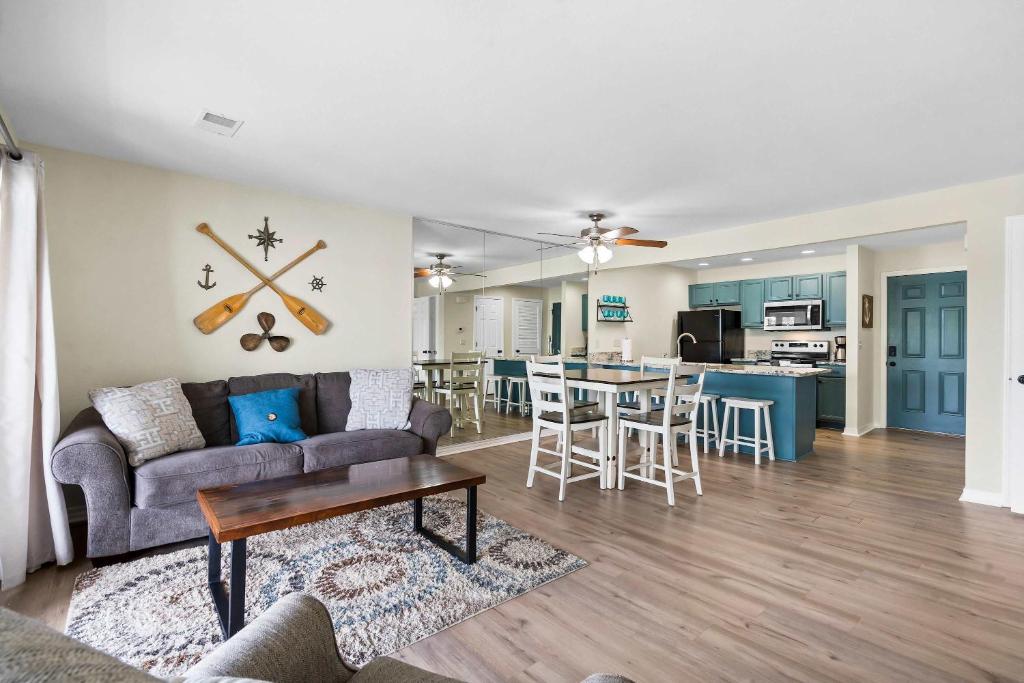 Sunset View at Anchor's Point - Lakefront Stay for 8 with Private Balcony, Kimberling City