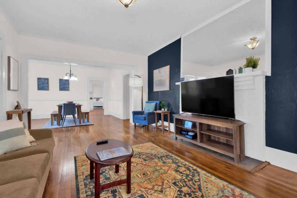 Ping-Pong & Huge Yard Central- Fayetteville Pearl, Fayetteville