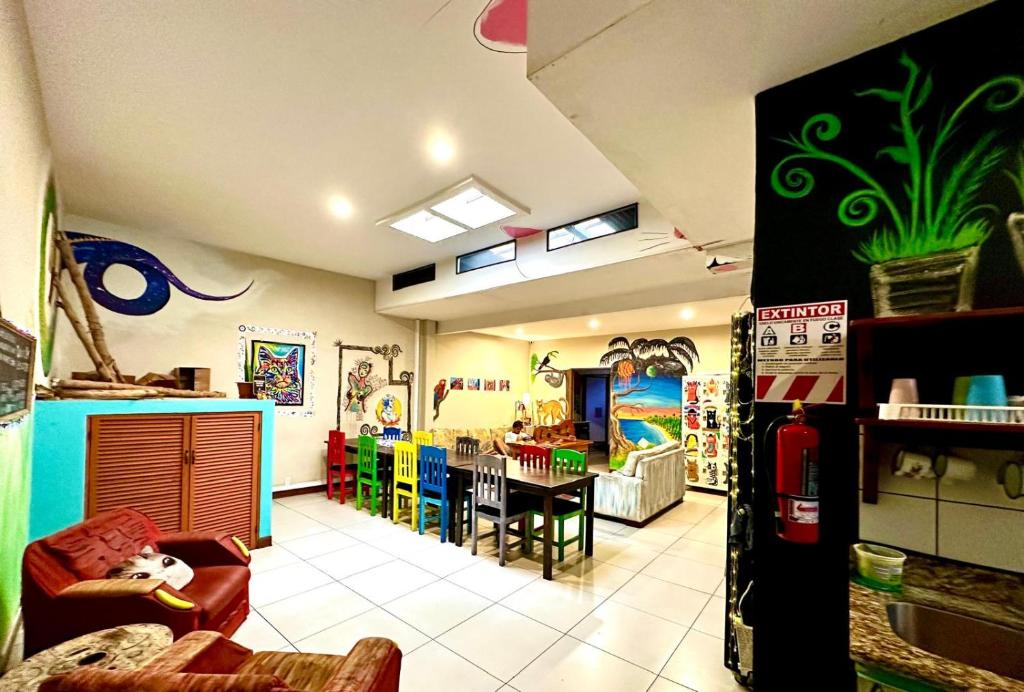 Shared lounge/TV area, Stray Cat Hostel in San Jose