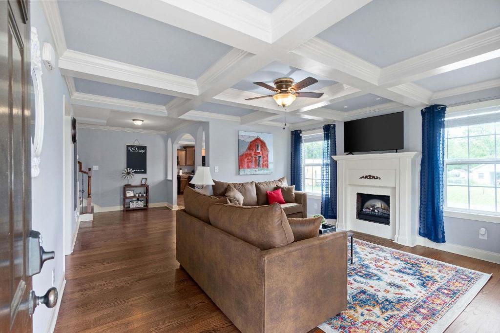 Near Campbell & Downtown - Cottage & Carriage House, Clarksville