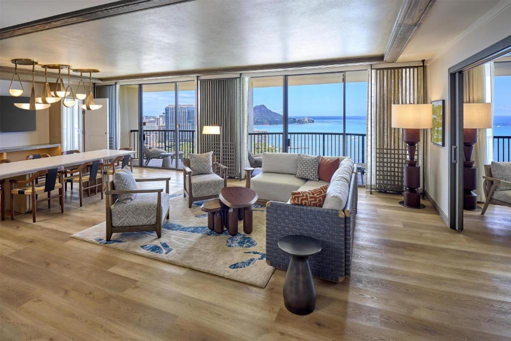 힐튼 하와이안 빌리지의 넓고 고급스러운 객실 또는 욕실