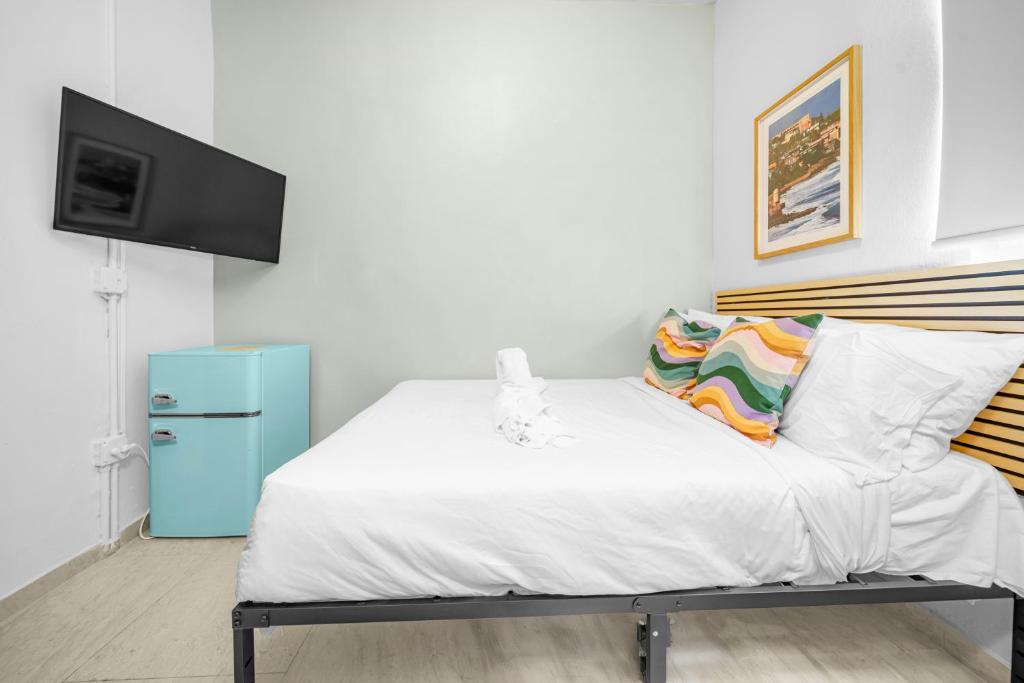 Room 2 Stylish Escape by Calle Cerra Art, San Juan