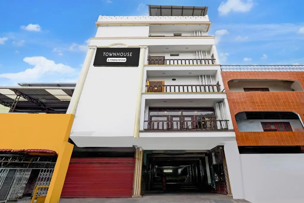 Townhouse White Town Near Rock Beach Formerly Prakasam Residency，位于蓬蒂切里的酒店