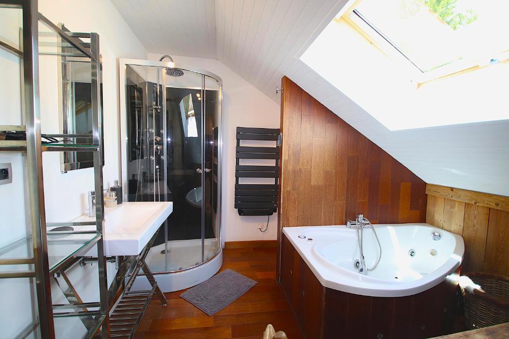 Ski-in/Ski-out Chalet, Quiet Location, and Jacuzzi - 5