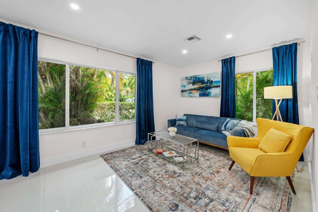 Uhost AI - Stylish Apartment Steps from Beach, Fort Lauderdale