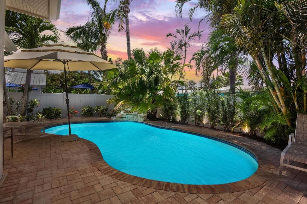 Simply Chic, Holmes Beach