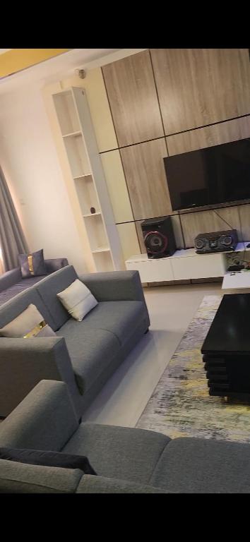 Simplicity apartments, Mama