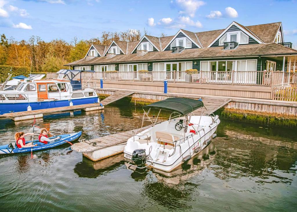 Yare View Holiday Cottages, Brundall