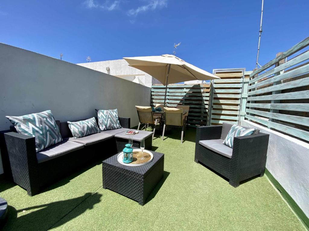 Ático con terraza junto a la playa de La Caleta - 5