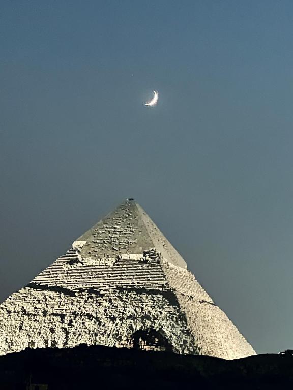 Star pyramids view inn, Ghaţāţī