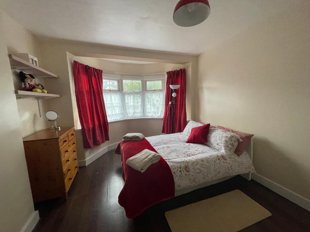 Spacious London House with Parking, Barking