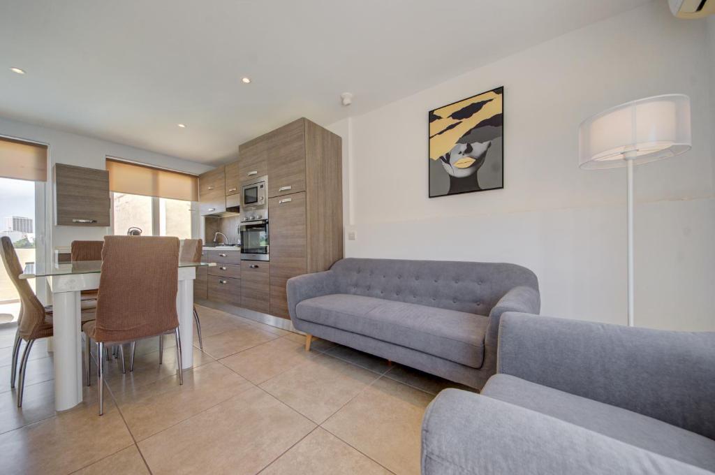 Charming Home with Jacuzzi in St Julians, Saint Julianʼs