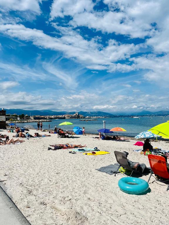 Exclusive 80 sqm apartment with private garden and terrace on the Cap d Antibes, 300 mt from sandy Plage de la Salis - 5