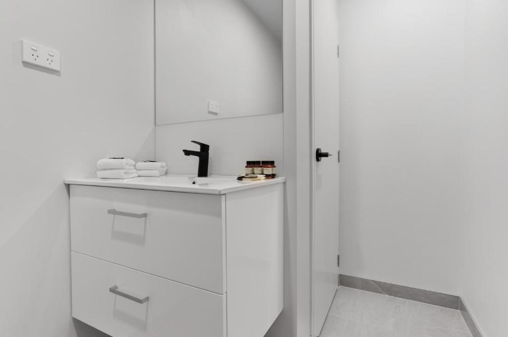Brand New Stylish Townhouse 2BR Car Park, Окленд