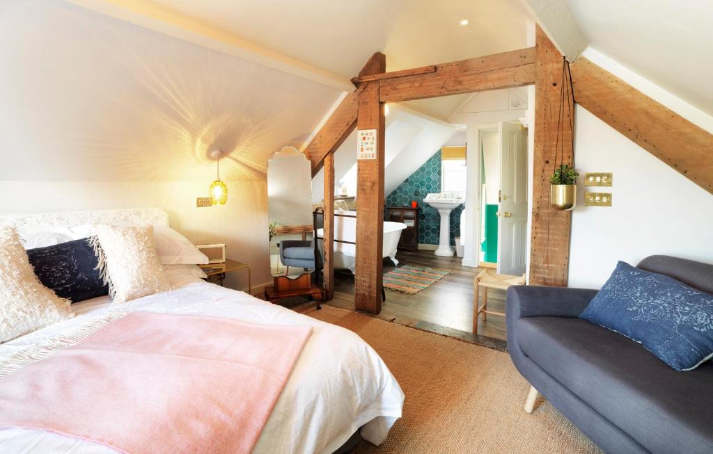 The Crown — Hotel in Witney