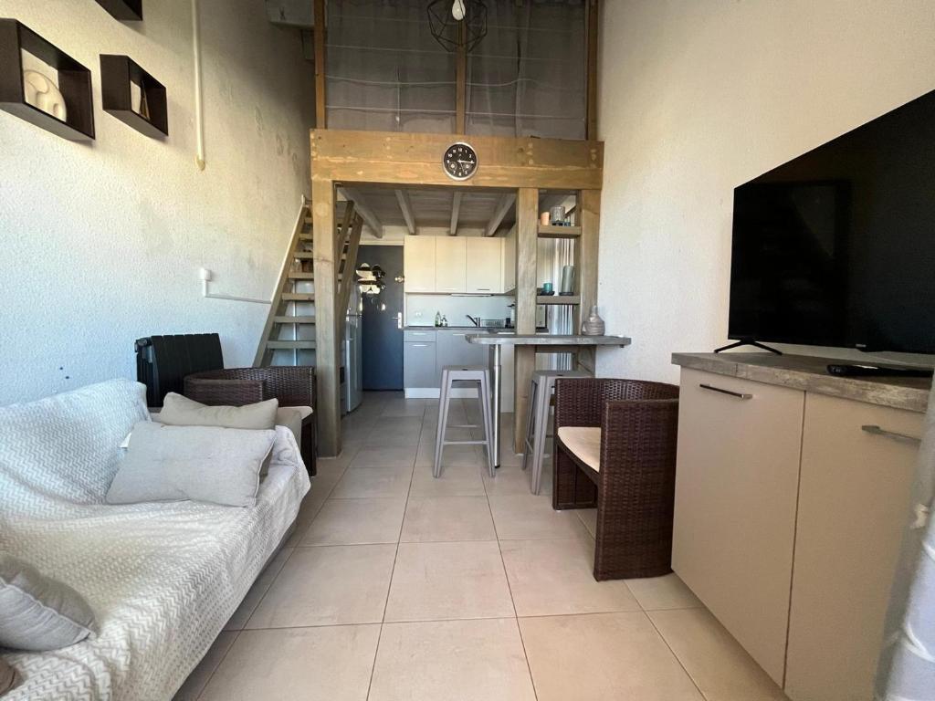 Sète: 2 pièces mezzanine à 300m de la plage avec parking sécurisé - FR-1-338-621 - 3