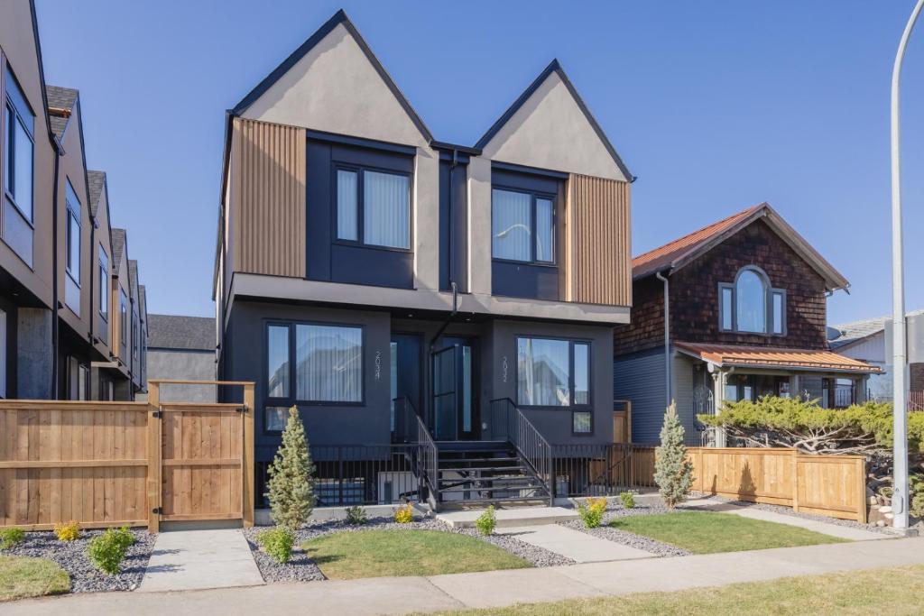 Fenced Yard, Free Parking, 2 King Beds with AC, Calgary