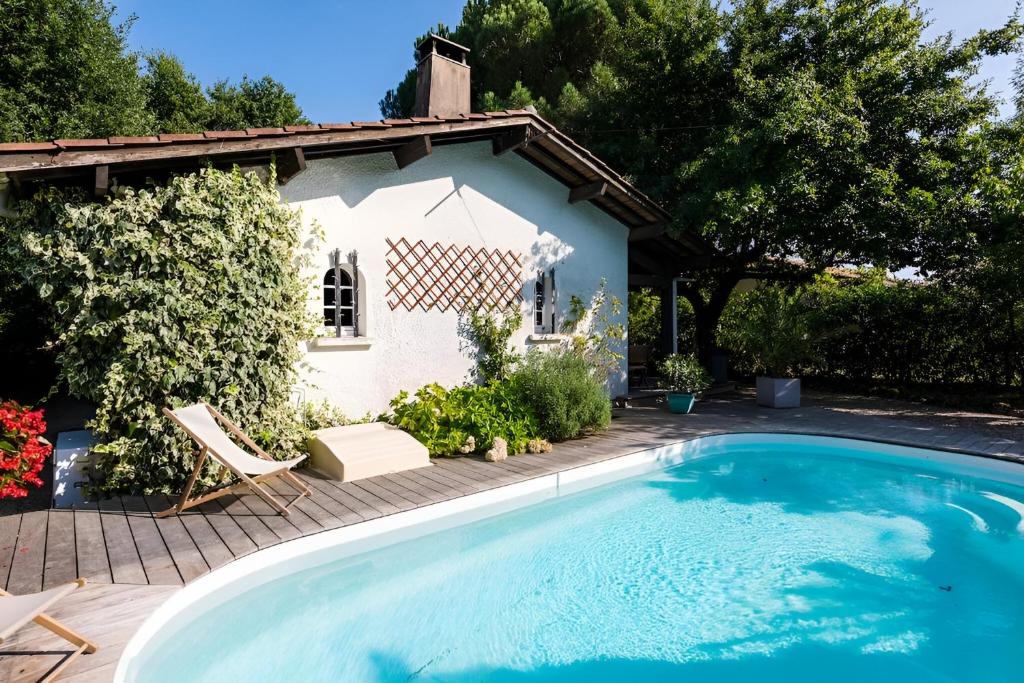 VILLA ESCAPADES AU FERRET idéal Famille ou groupe d'Amis avec piscine chauffée 5 chambres Proche plages et pistes cyclables commerces Séjour paisible au cœur du Bassin d'Arcachon Nous répondons très rapidement aux demandes de renseignements - 1