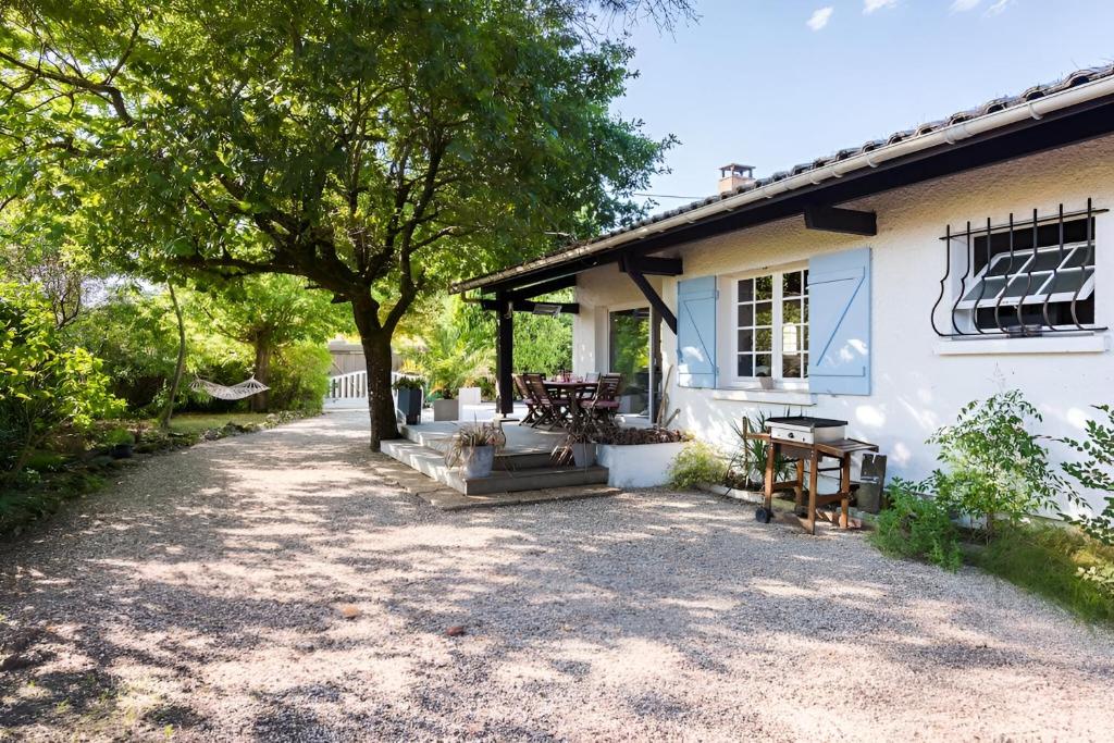 VILLA ESCAPADES AU FERRET idéal Famille ou groupe d'Amis avec piscine chauffée 5 chambres Proche plages et pistes cyclables commerces Séjour paisible au cœur du Bassin d'Arcachon Nous répondons très rapidement aux demandes de renseignements - 4