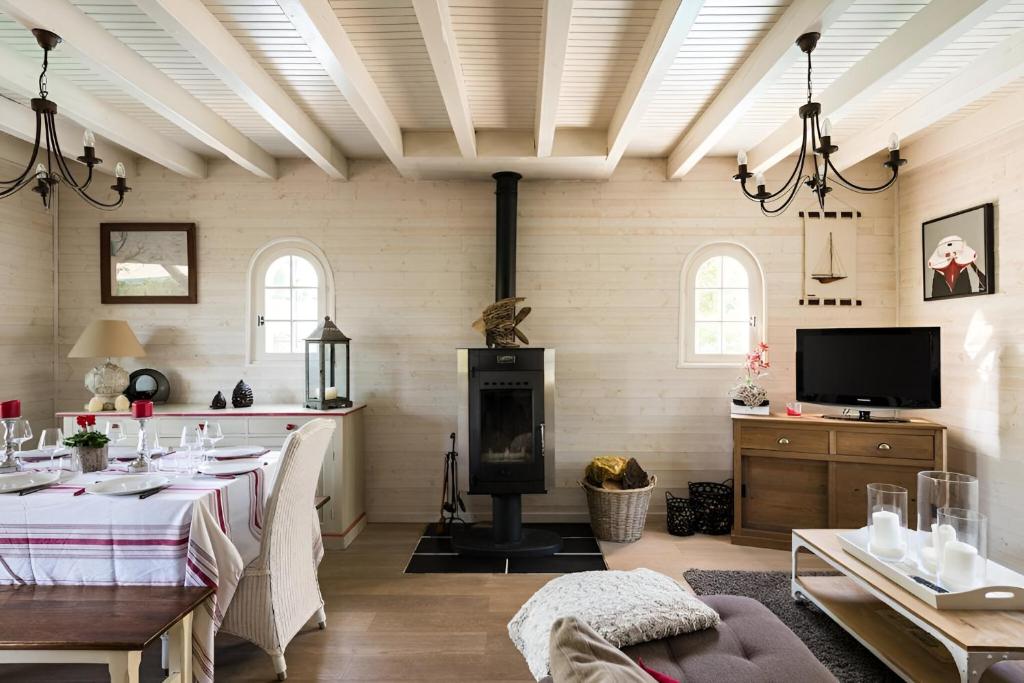 VILLA ESCAPADES AU FERRET idéal Famille ou groupe d'Amis avec piscine chauffée 5 chambres Proche plages et pistes cyclables commerces Séjour paisible au cœur du Bassin d'Arcachon Nous répondons très rapidement aux demandes de renseignements - 3