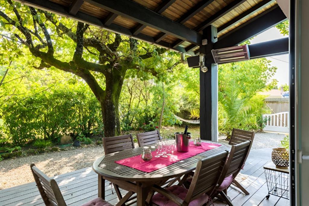 VILLA ESCAPADES AU FERRET idéal Famille ou groupe d'Amis avec piscine chauffée 5 chambres Proche plages et pistes cyclables commerces Séjour paisible au cœur du Bassin d'Arcachon Nous répondons très rapidement aux demandes de renseignements - 2