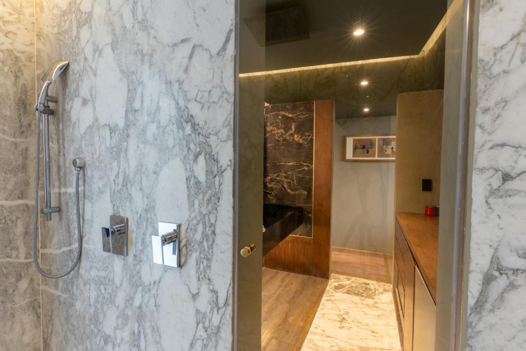 Beautiful PH with Private Jacuzzi - 5