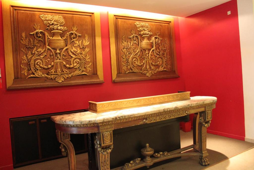 Front desk [24-hour]