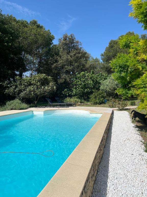 Le mazet en ete en garrigue nimoise et parking 전경