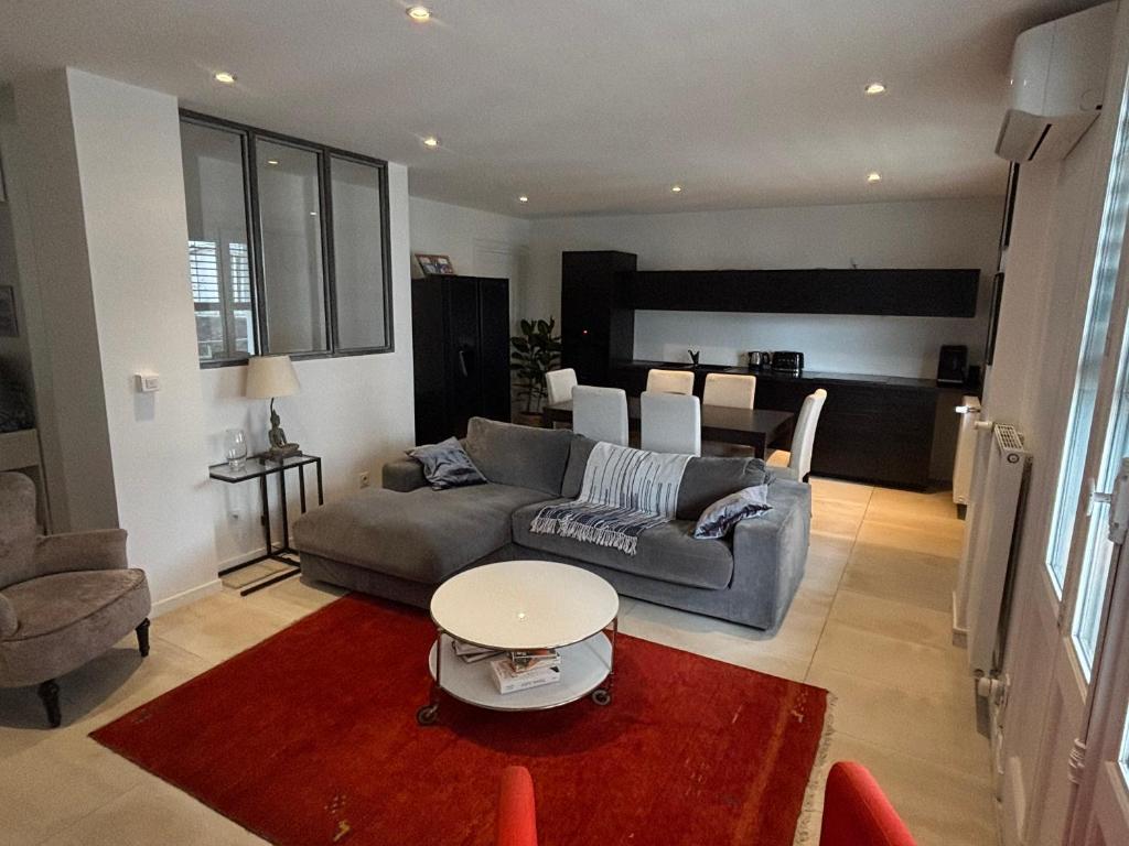Central and Modern Fully Airconditioned 3 Bedrooms Spacious Bright Flat 300m river bank - 1