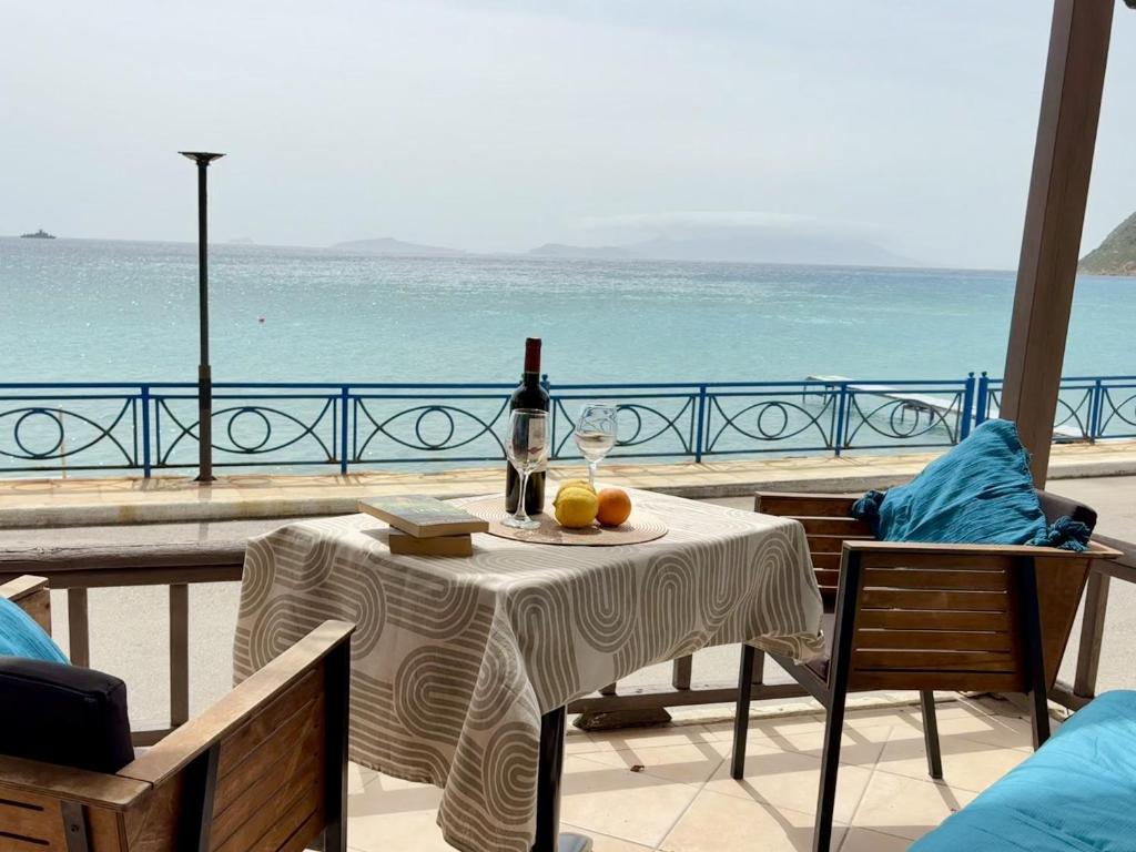 B52 Apartment, Kefalos