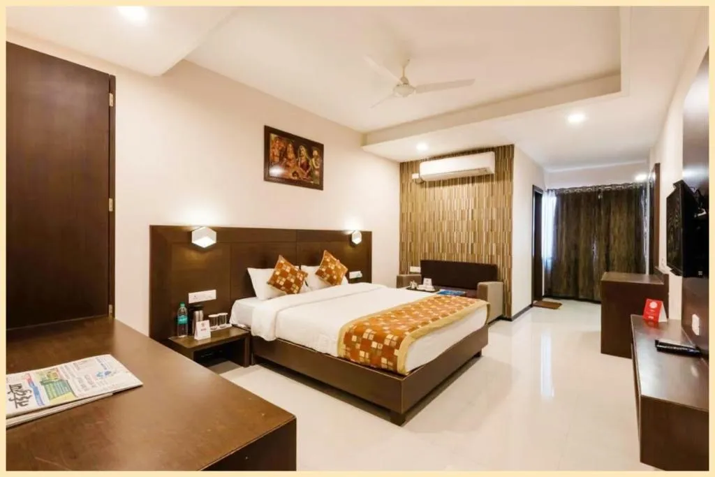 HOTEL PARK PALACE Near Shri Mahakaleshwar Jyotirlinga Temple - Fully Air Conditioned And Well Decorated Rooms With Free Wi-Fi Facility - Restaurant And Free Parking Available，位于乌贾因的酒店