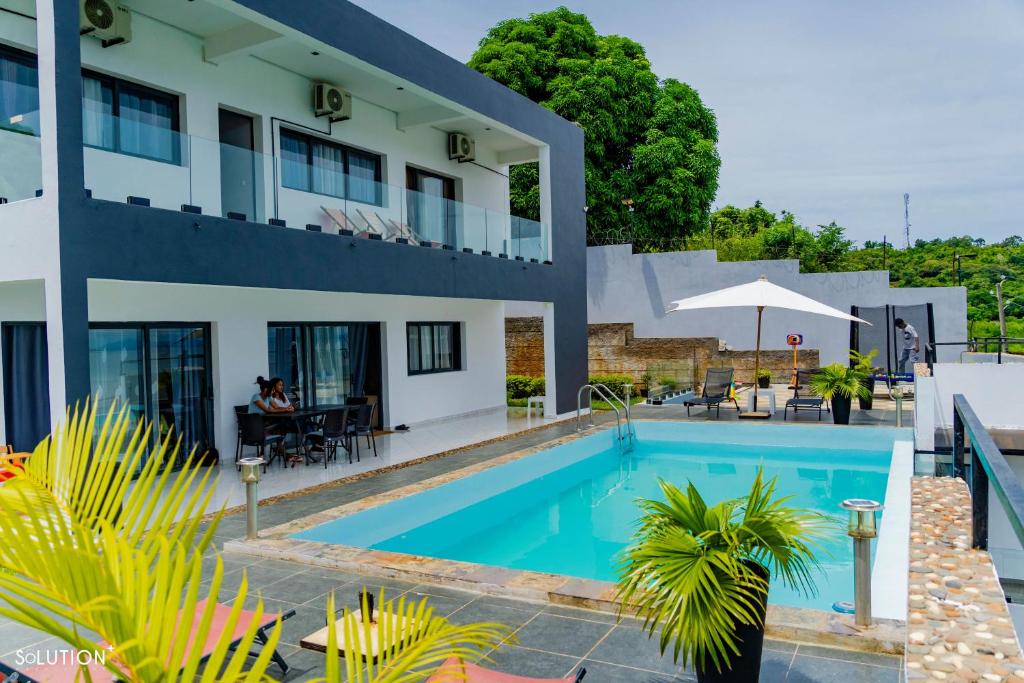 Villa CasaCocoa, Hell-Ville