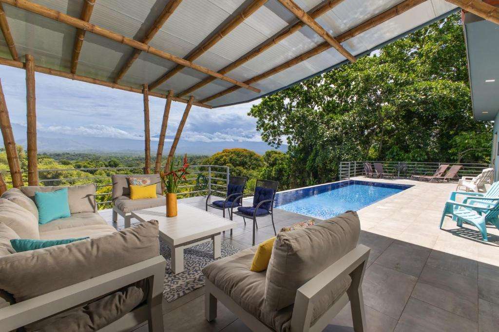Secret Mountain Top 3BR Casa Colibr with Jungle Views Private Pool BBQ, Quepos