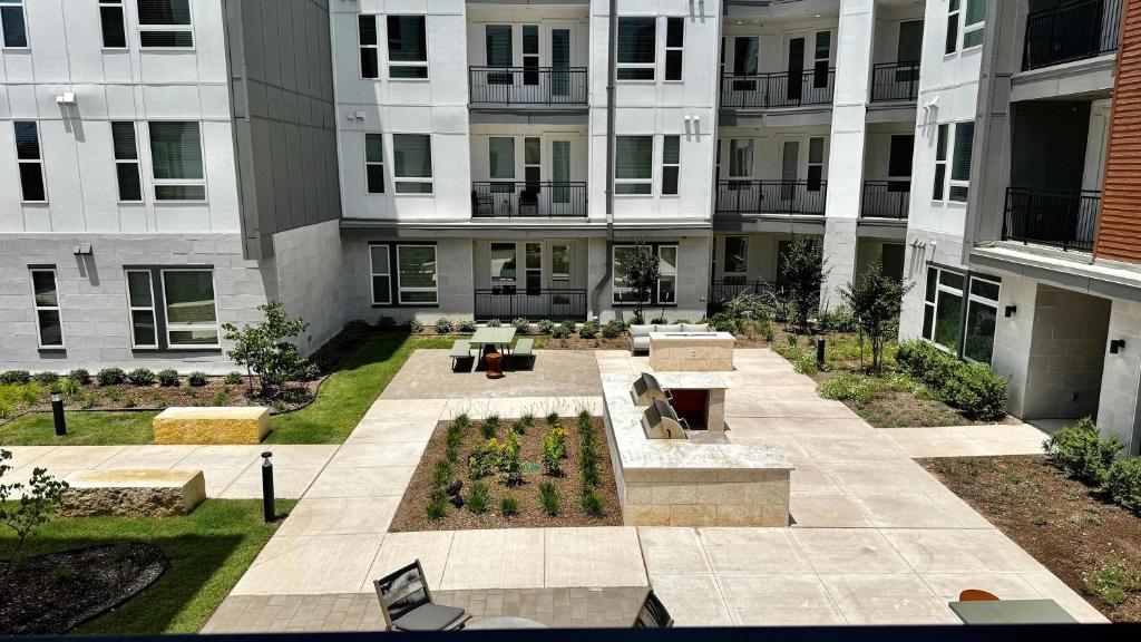 Modern 2- Bed Apt Pool & Gym, Austin