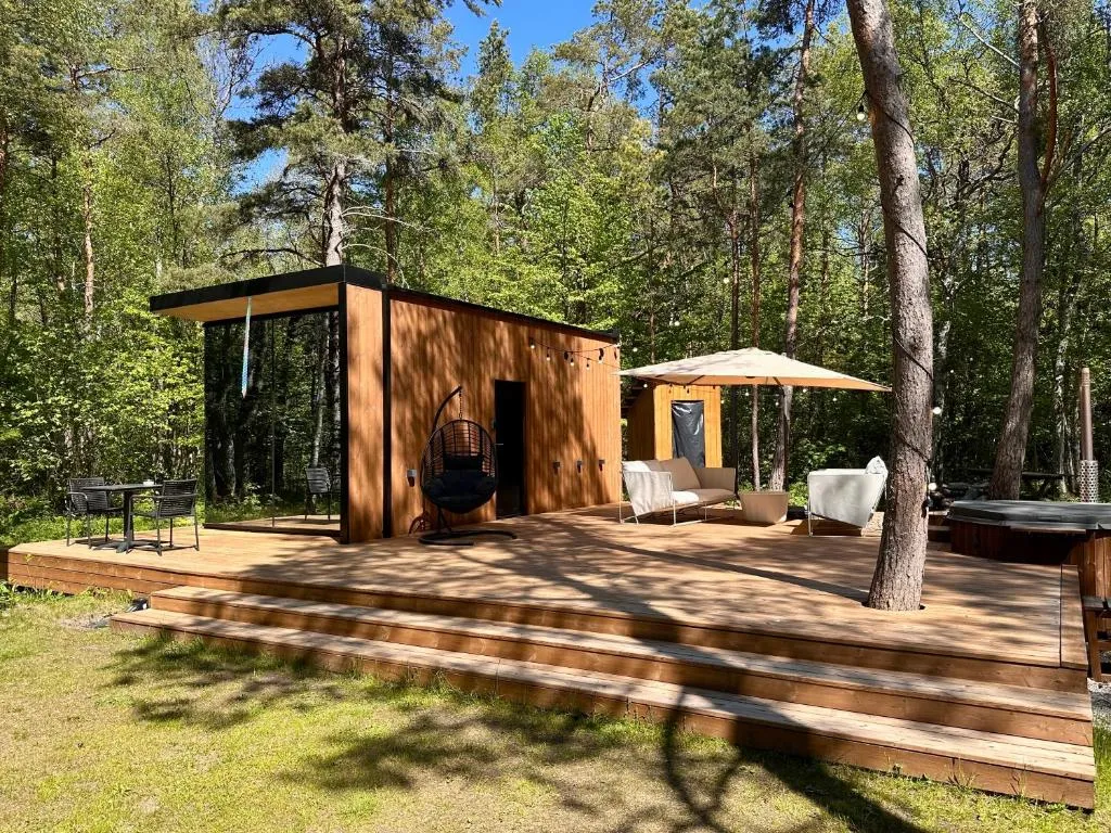 Telise TinyOne is a modern forest cabin with a cozy hot tub, hotel in Vööla