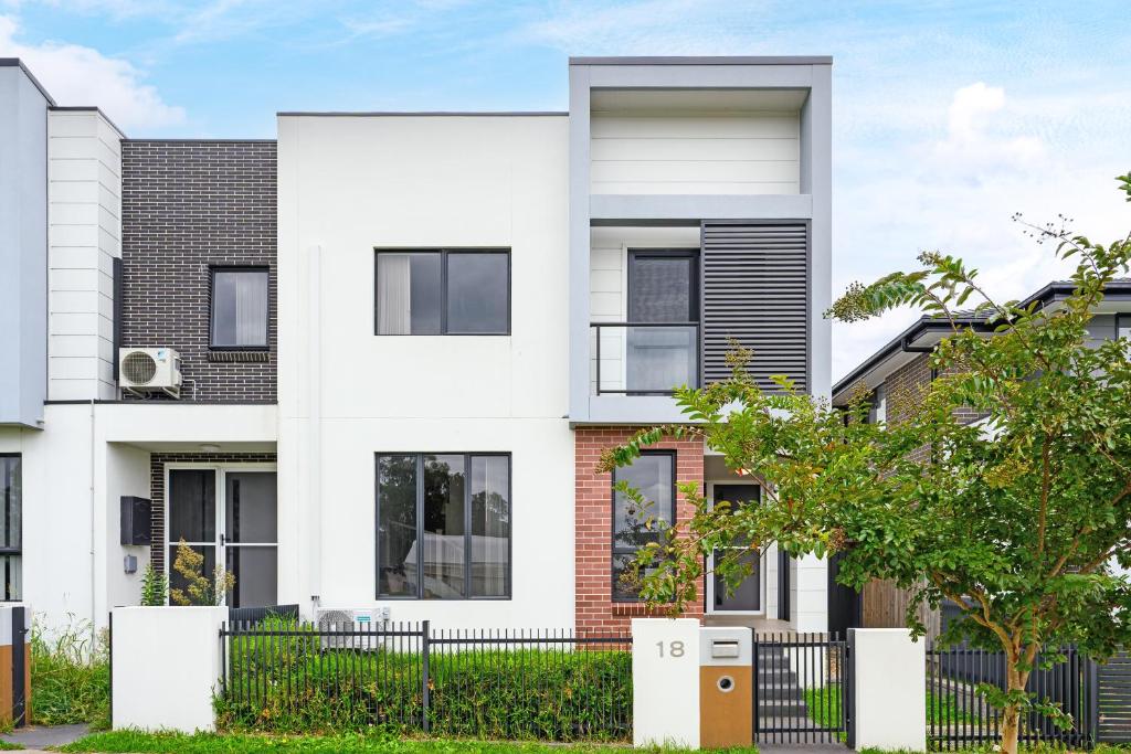 Entire home in Austral, Australia, Austral