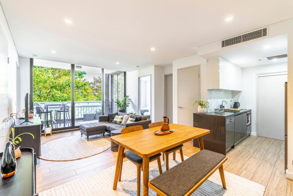 Waterloo 2BR Getaway with Pool & Gym Access, Sydney