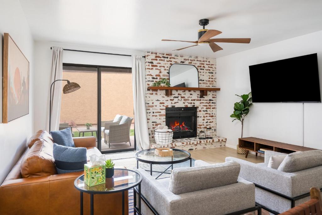 Stylish Condo in Village Oak Creek with Pool and Hot Tubs, Sedona