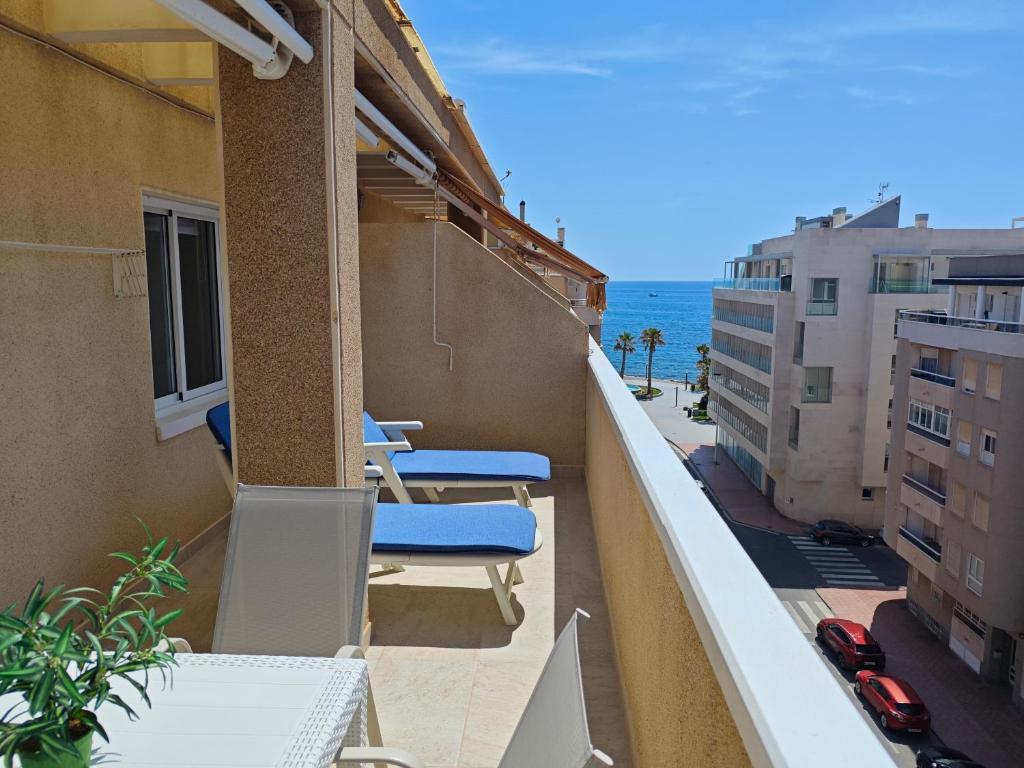 Top Floor Apartment with Terrace Near the Beach, Torrevieja