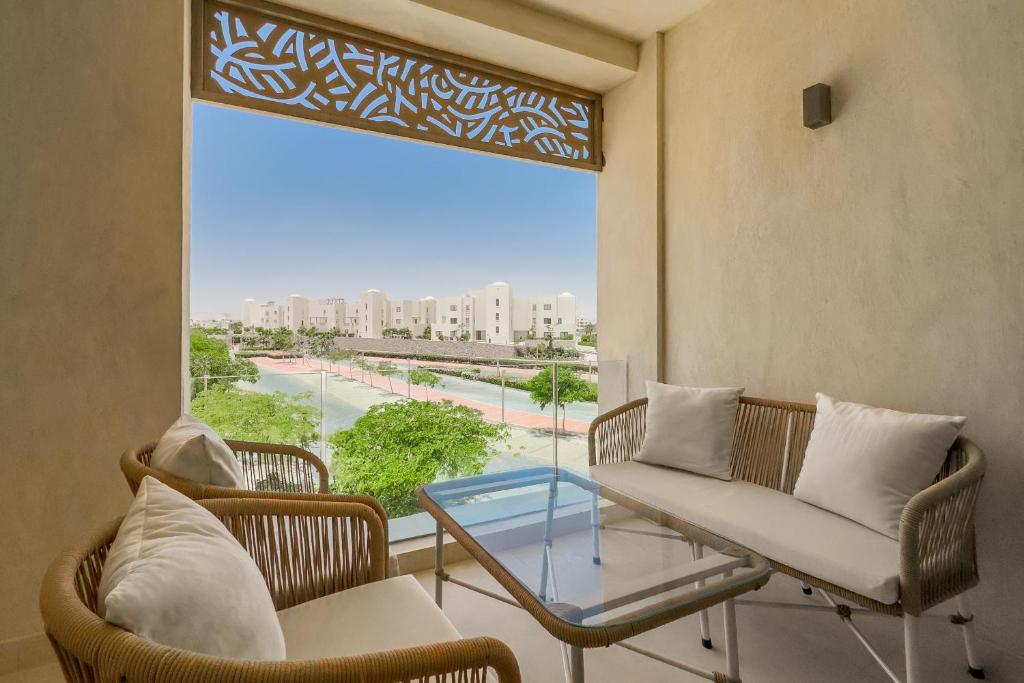 Glow & Tide 1BDR w Rooftop Mangroovy Free Pool & Beach Access, Hurghada