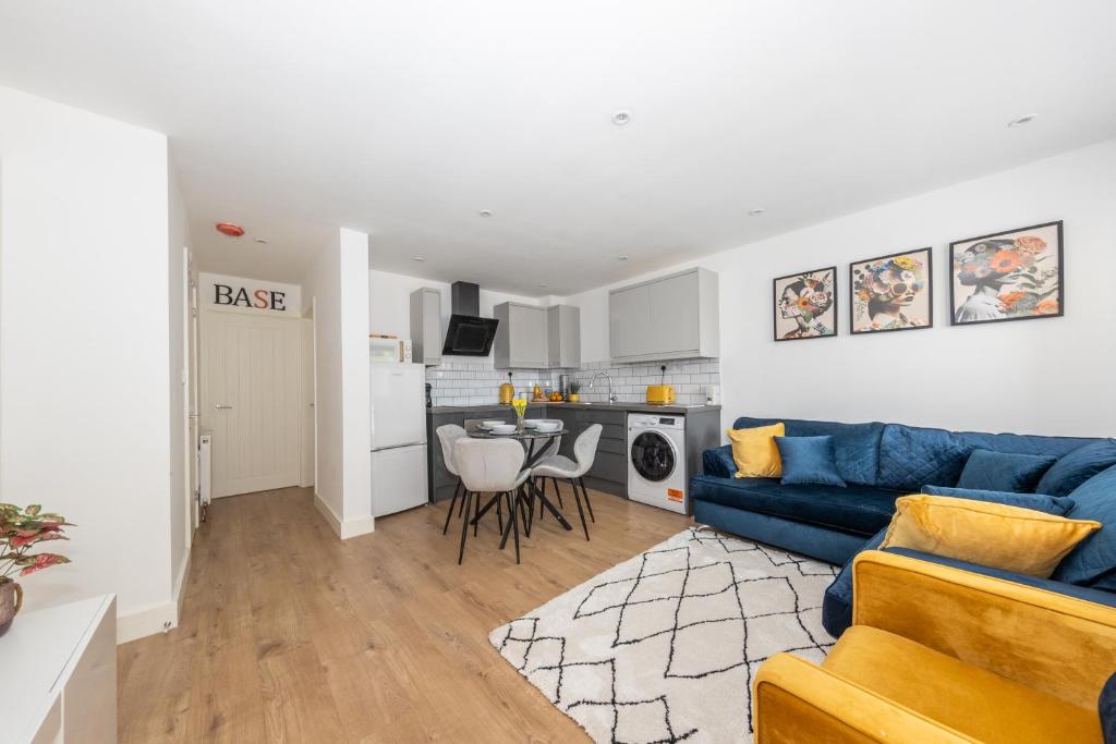 Modern home, Contractors friendly with 2 free parking spaces, Luton