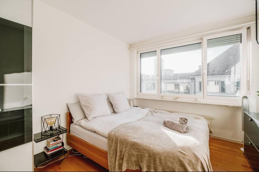 Modern Apartment with balcony in Zurich Center A Hoh - Self Checkin, Curych