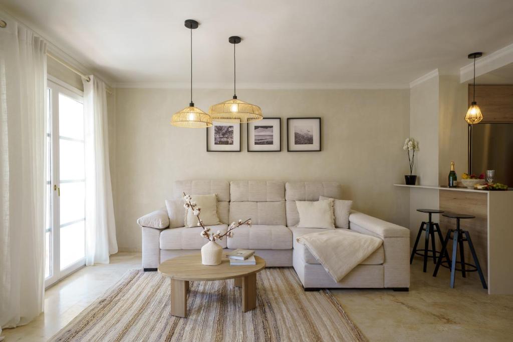 Stylish Apartment with Pool - 5