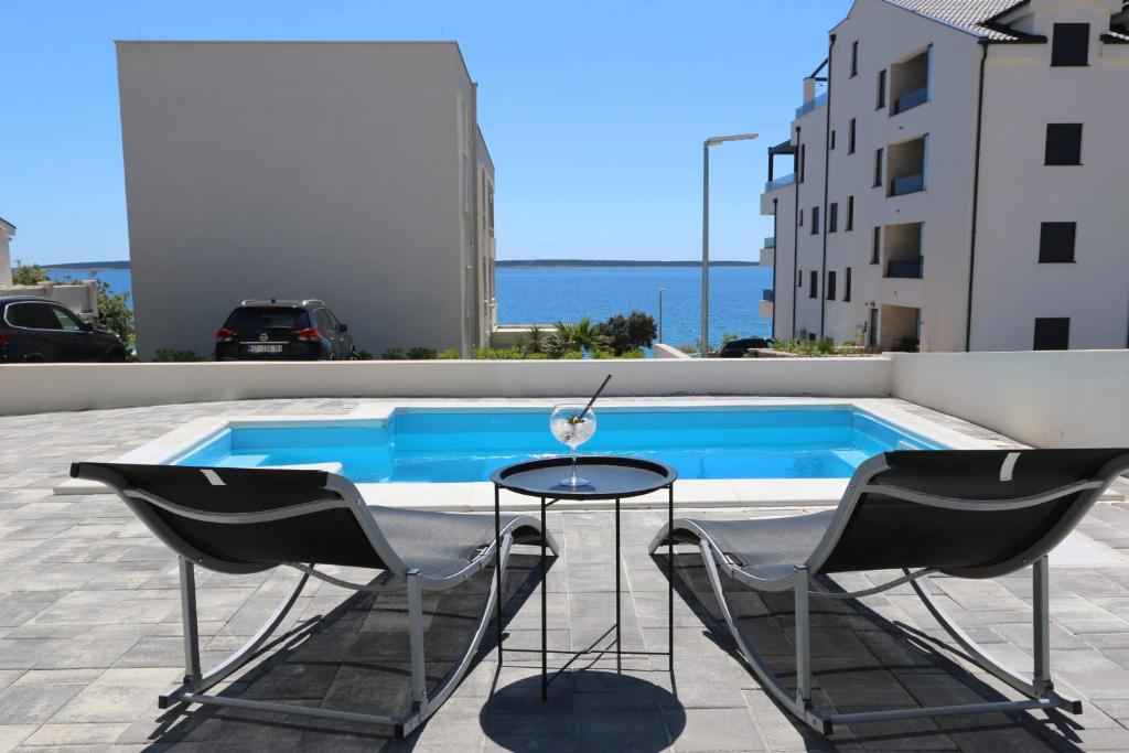 Dolphin view II with a pool by the beach, Mandre