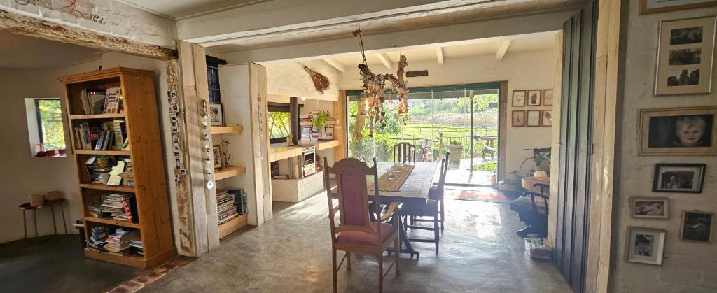 Le Petit Paradis, Robertson