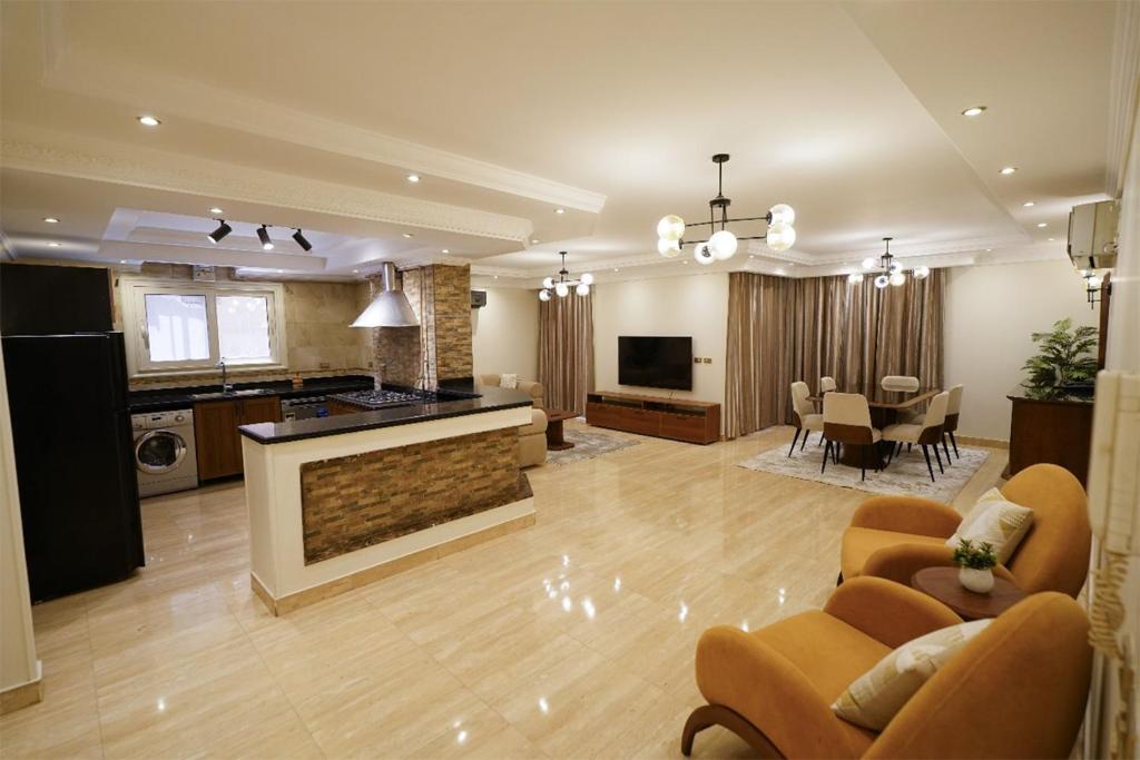 Chic 3-BR Apartment - Near City Stars, Káhira
